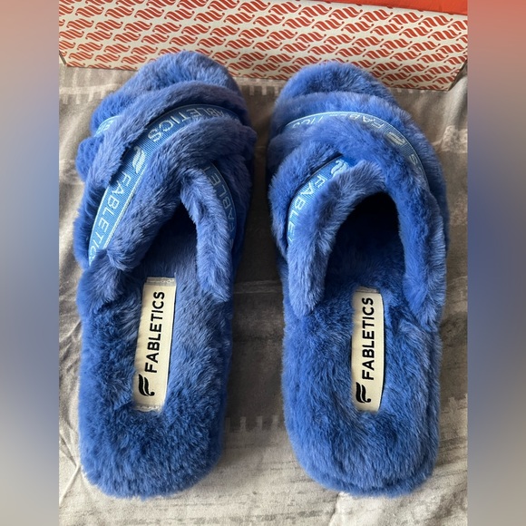 Brand new with box Fabletics Criss Cross slippers - Picture 2 of 6